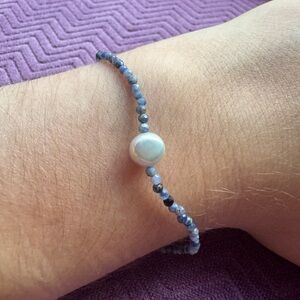 Natural blue sapphire and freshwater pearl beaded bracelet